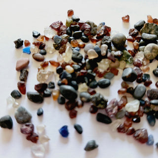 Tumbled Chips Garnets Sapphire Natural Not treated Genuine Gems Gemstone 45gm H1